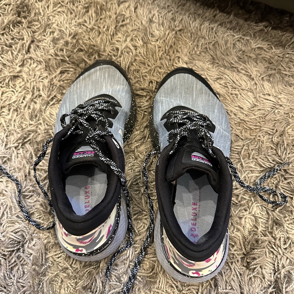 Women’s Under Armour tennis shoes. Size 8